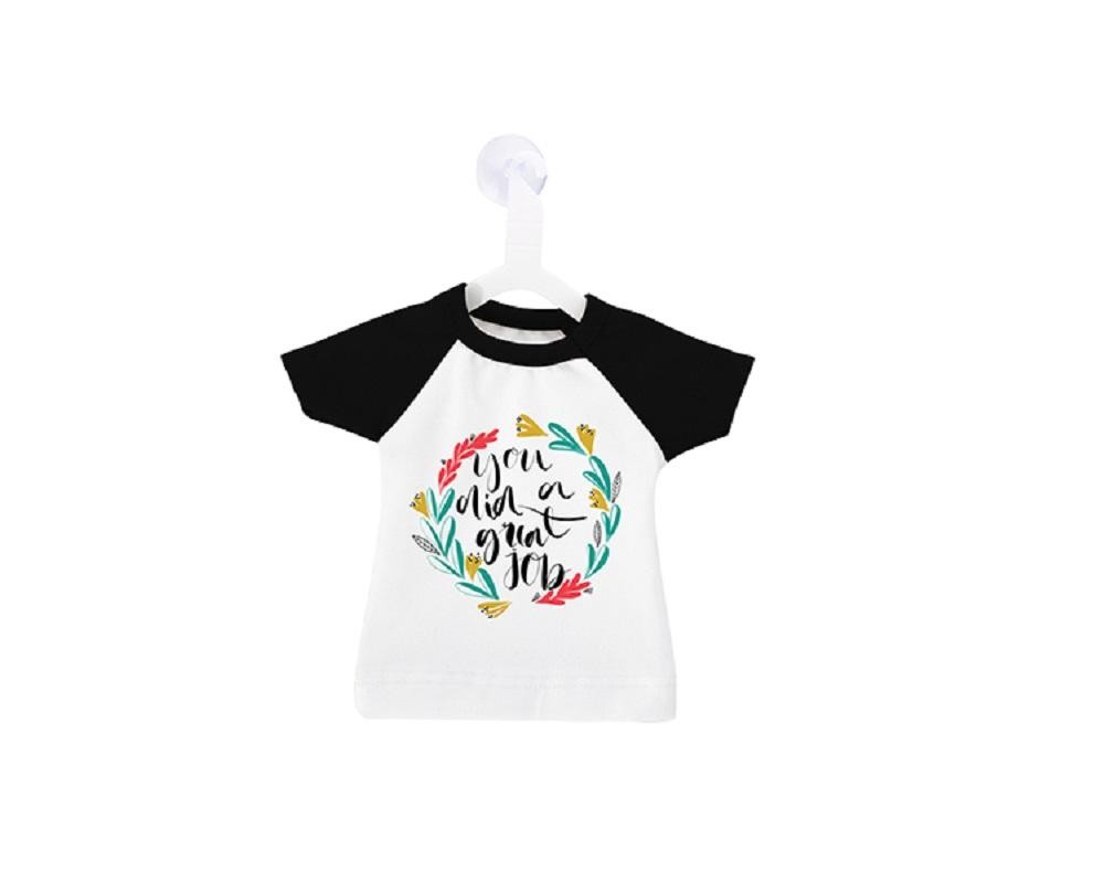 Mini playera de color blanco y negro con colgador y ventosa